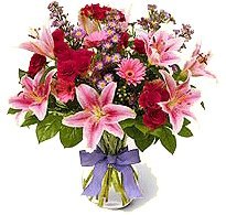 Bello ramo gerberas, lilium , rosas y astromelias