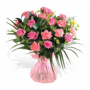Hermoso ramo de rosas y claveles rosados