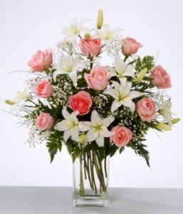 Bellí­simo florero con lilium y rosas